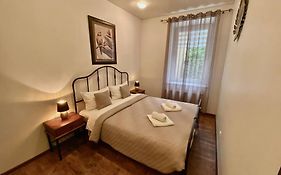 Courtyard Gallery Apartment With Free Parking